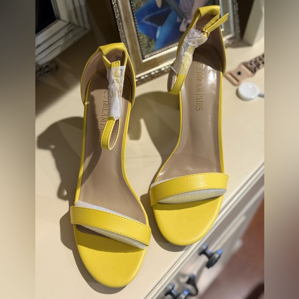 NIB Dream Pairs Yellow Heeled Sandals